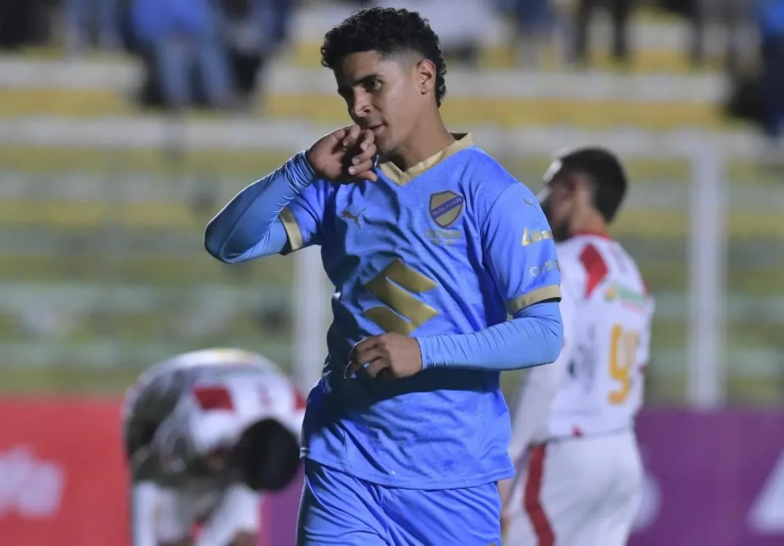 El extremo colombiano Daniel Cataño celebra su gol en su estreno con la casaca celeste (APG).