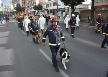 Bomberos con perros rescatistas participaron en el desfile en la zona de Obrajes. Foto: AMUN.