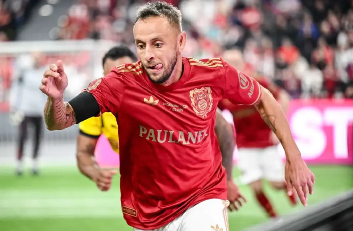 El brasileño Rafinha, en el partido de homenaje a la memoria de Franz Beckenbauer. (FOTO: AFP)