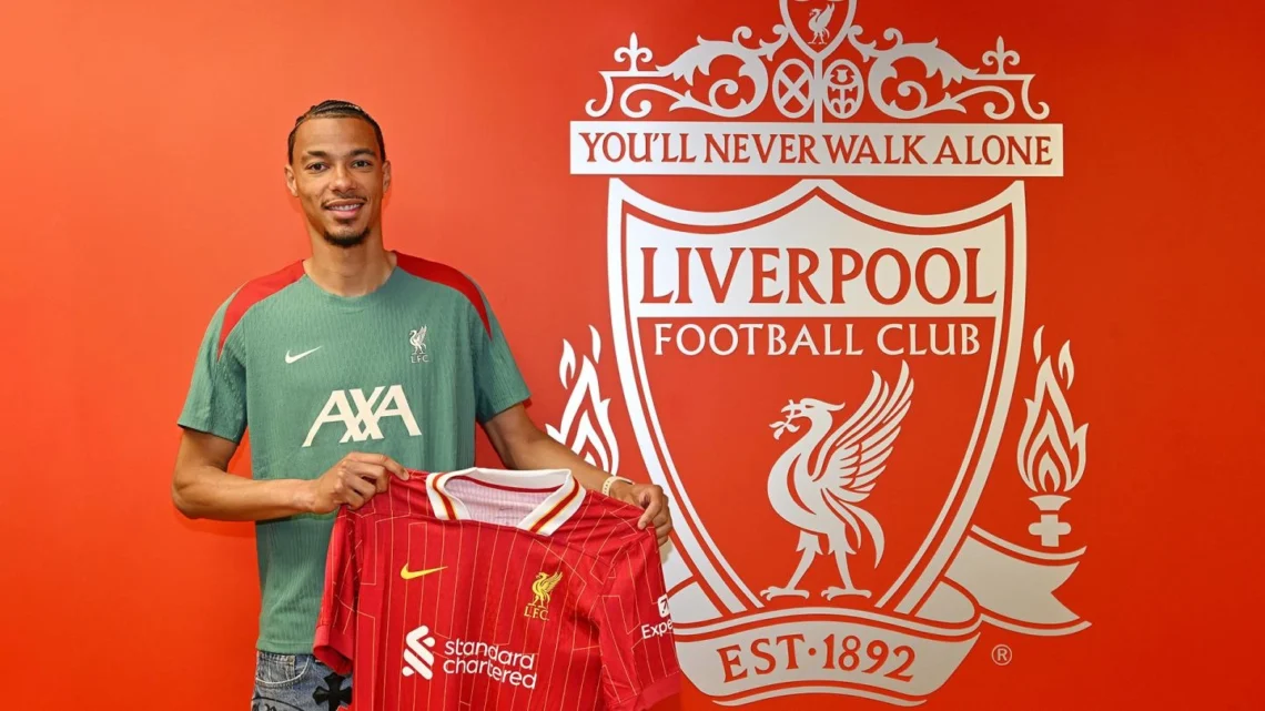 Hugo Ekitike en su presentación con el Liverpool