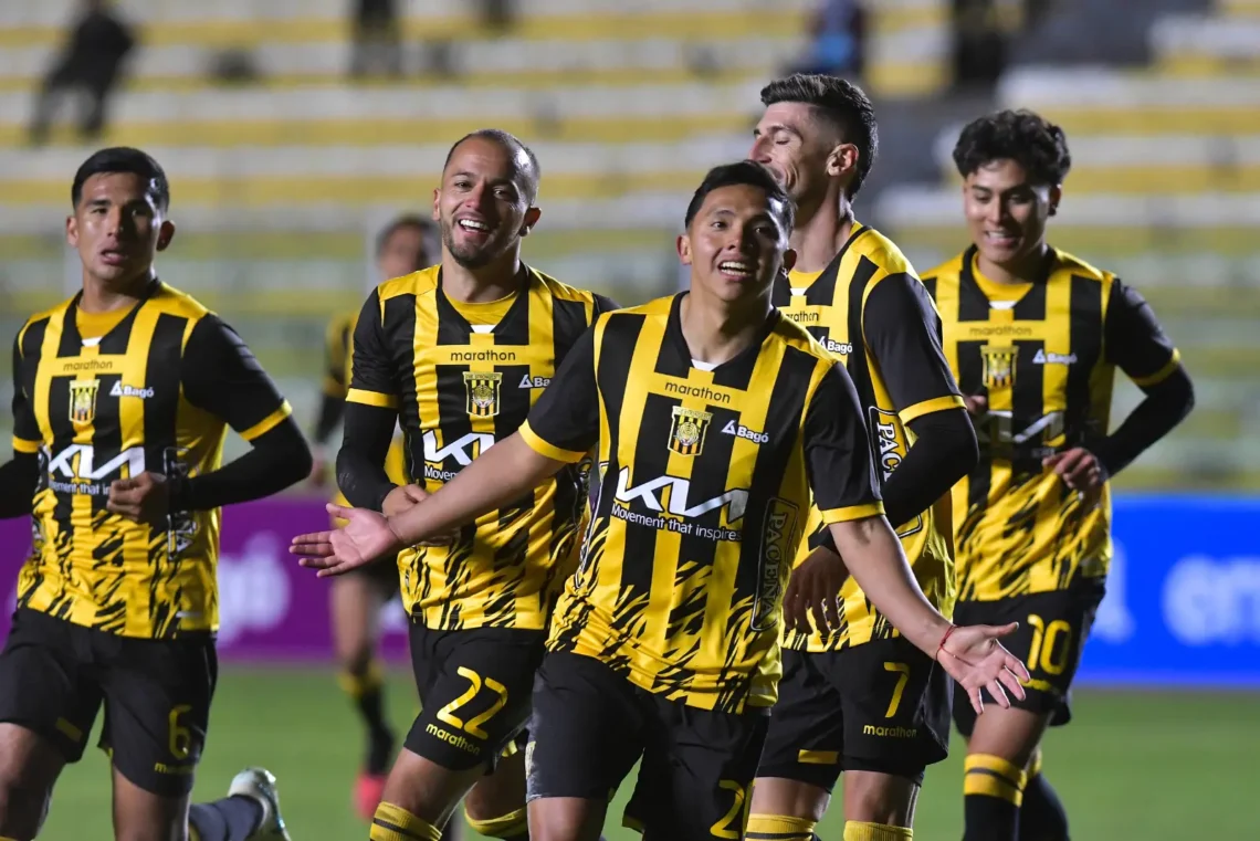 John García celebra con sus compañeros uno de los goles en la paliza del Tigre a Tomayapo este sábado en el Hernando Siles (APG).