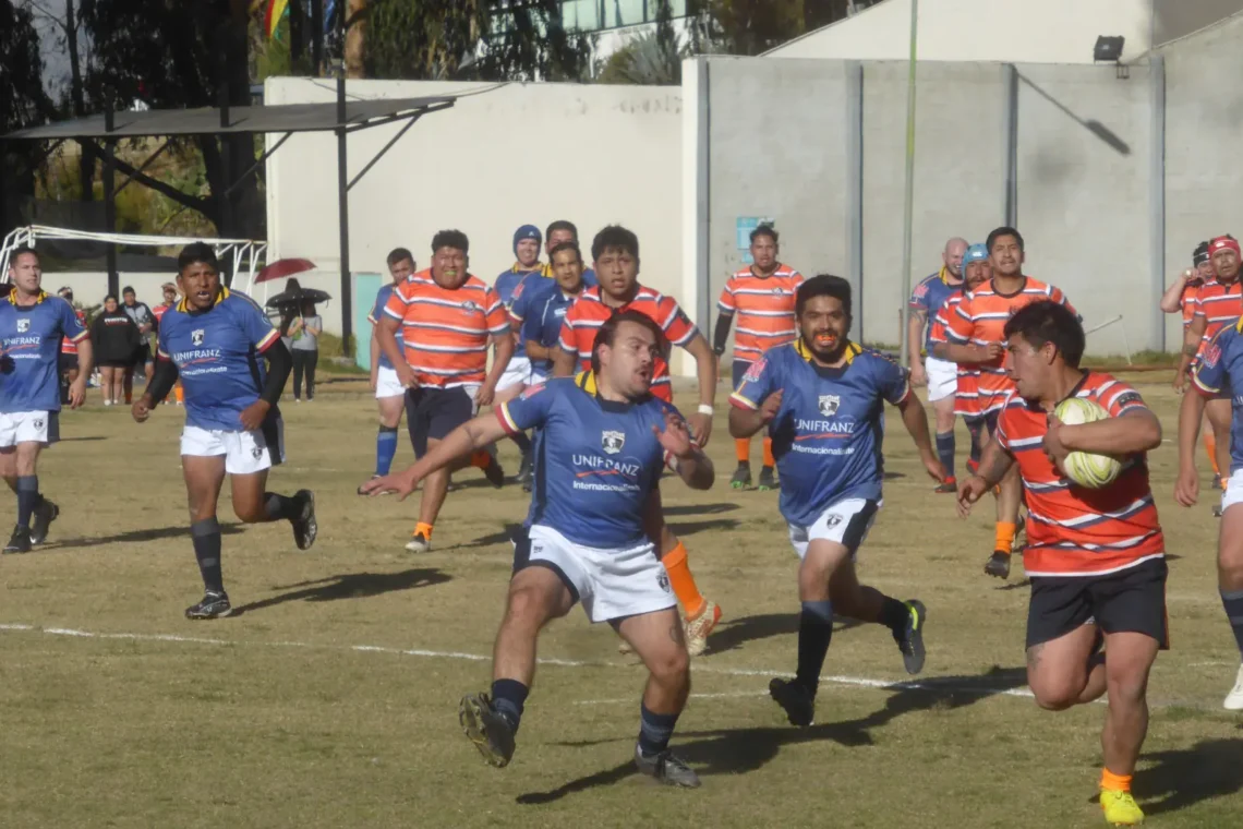 Sotelo, wing de La Paz R.C. anota el tercer try. (Ricardo Bajo)