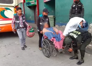 Personal de la Policía y funcionarios ediles ayudan a la víctima. FOTO: GAMLP