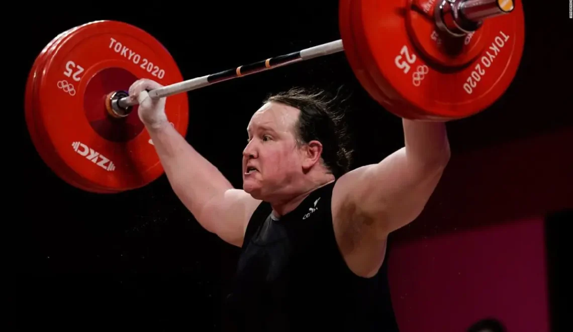 Laurel Hubbard en uno de sus intentos de levantamiento en el torneo de +87kg de los Juegos de Tokio-2020. (FOTO: AFP)