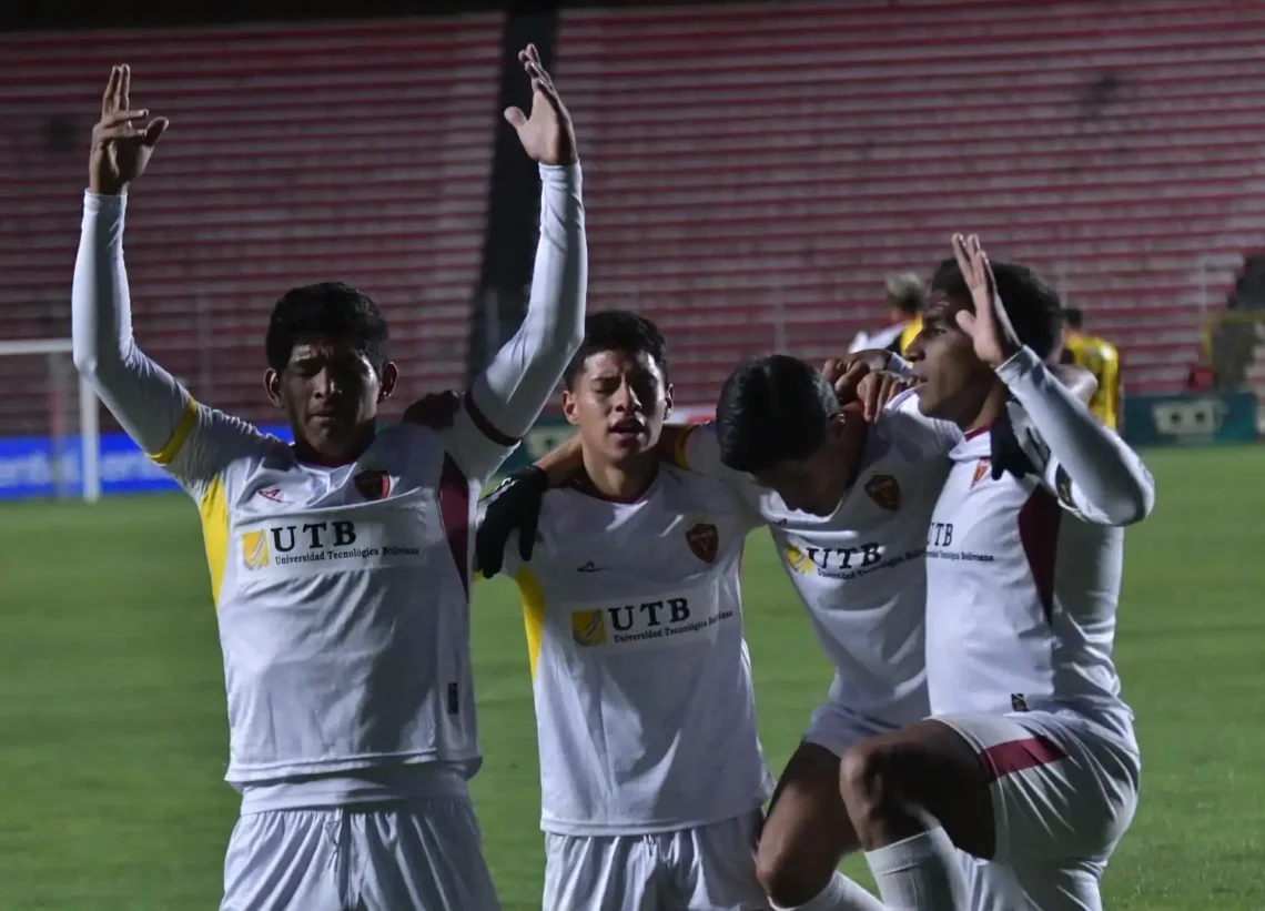 La celebración de los jugadores de CDT Real Oruro este jueves en el Hernando Siles (APG).