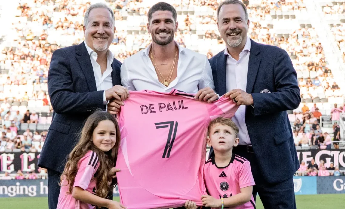 Rodrigo De Paul junto sus hijos y Jorge y José Mas, dueños del Inter Miami. (FOTO: Inter de Miami)
