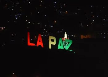 La tea fue instalada al lado del letrero gigante del Mirador La Paz. Foto: GAMLP.