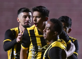 El festejo de los atigrados este jueves en el Tigre (APG).