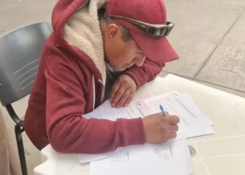 Un ciudadano realiza un trámite empresarial. Foto: Archivo.