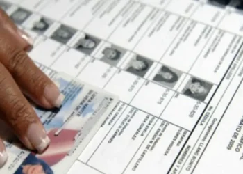 Una jurado de mesa revisa la lista de votantes en una anterior elección.
Foto: Archivo
