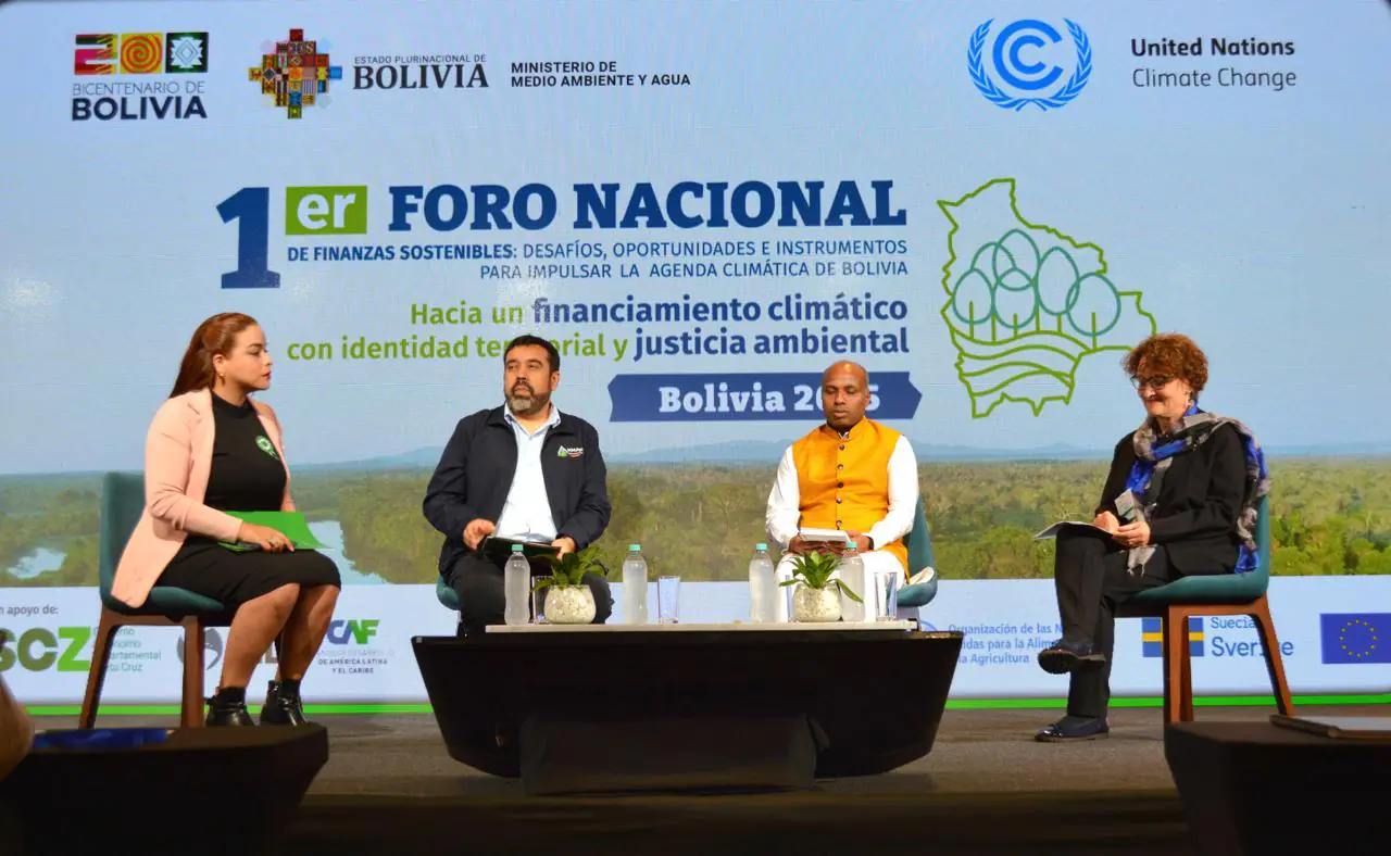 Los primeros participantes del foro. Foto: Minsiterio deMedio Ambiente.