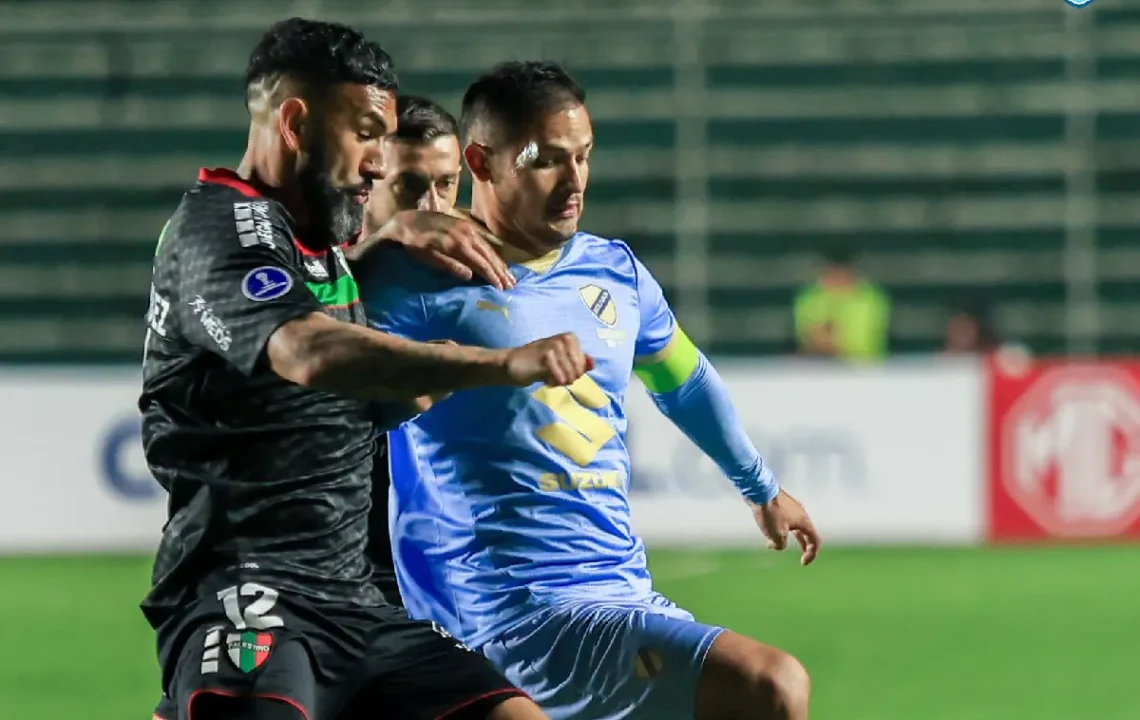 Justiniano y Fernández en una disputa por el Balón en el partido por Copa Sudamericana. (FOTO: Bolívar)