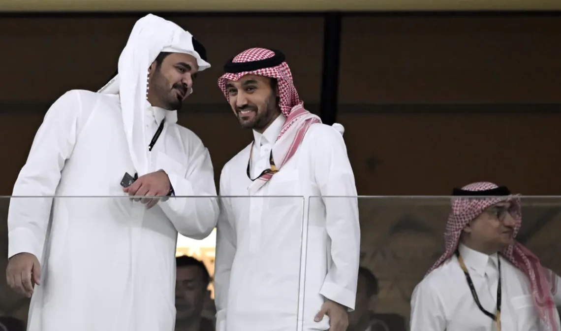 El presidente del Comité Olímpico catarí, el jeque Joaan ben Hamad Al-Thani, y el ministro de Deportes saudí, Abdulaziz bin Turki al Faisal, en un partido del Mundial de Fútbol. (FOTO: AFP)