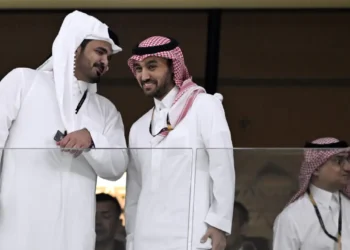 El presidente del Comité Olímpico catarí, el jeque Joaan ben Hamad Al-Thani, y el ministro de Deportes saudí, Abdulaziz bin Turki al Faisal, en un partido del Mundial de Fútbol. (FOTO: AFP)