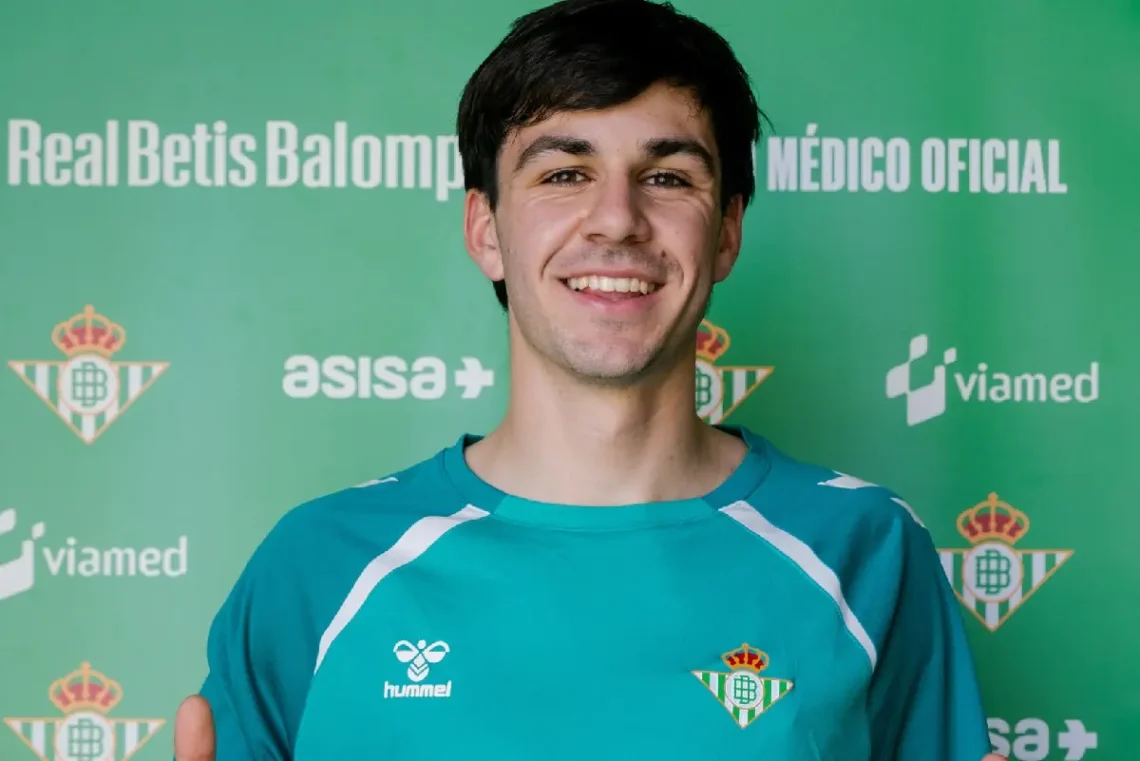 Gonzalo Petit es presentado en Betis. (FOTO: Real Betis Balompié)