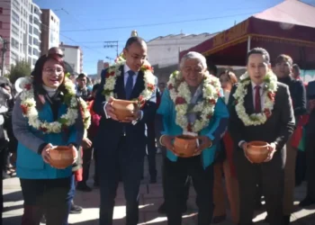 El alcalde Iván Arias en la inauguración de la plaza Egipto. FOTO: GAMLP