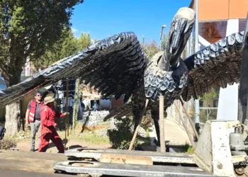 La escultura fue instalada en Alto Milluni por personal municipal/GAMEA