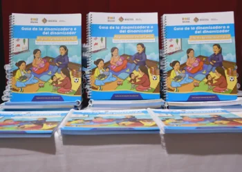El ministro de Eduación, Omar Veliz, realizó la entrega oficial de las guías educativas del programa “Aprendiendo en Familia”. FOTO: Ministerio de Educación