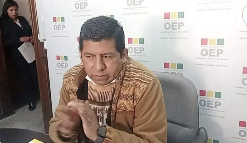 El vocal Tahuichi Tahuichi brinda una conferencia de prensa.