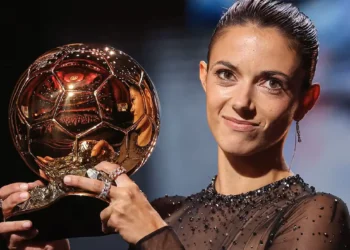 Aitana Bonmatí recibe el Balón de Oro 2023.(FOTO: AFP)