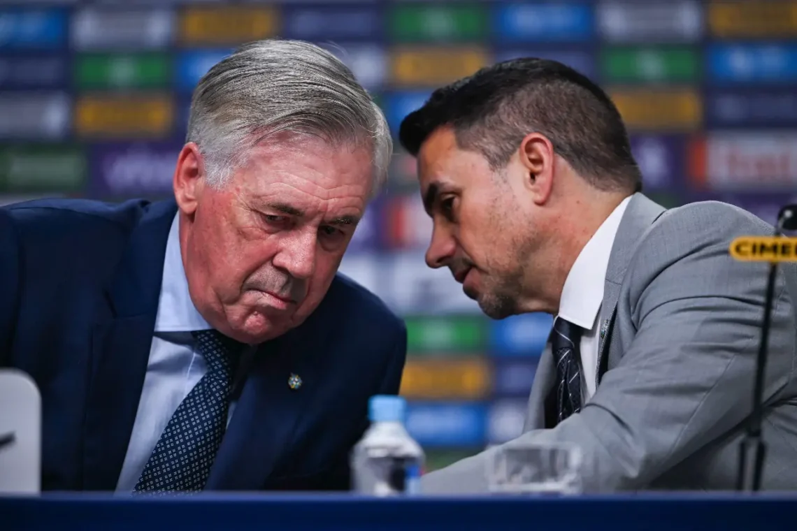El DT de Brasil, el italiano carlo Ancelotti, dialoga con el presidente de la CBF, Samir Xaud (AFP)