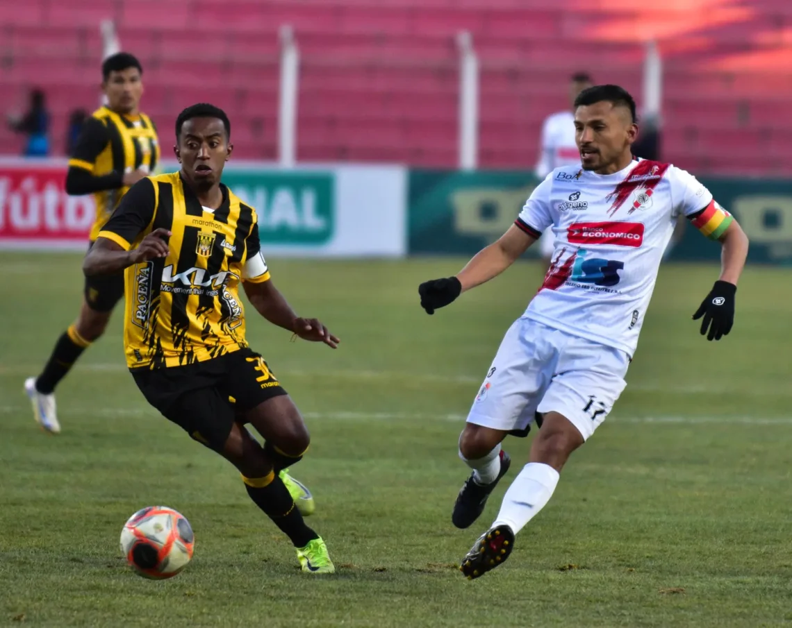 El volante atigrado Jaime Arrascaita domina el balón este sábado en el Víctor Agustín Ugarte (APG).