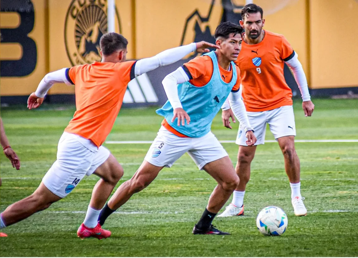 El entrenamiento de Bolívar en el complejo del Cusco FC, este martes en territorio peruano (Bolívar).