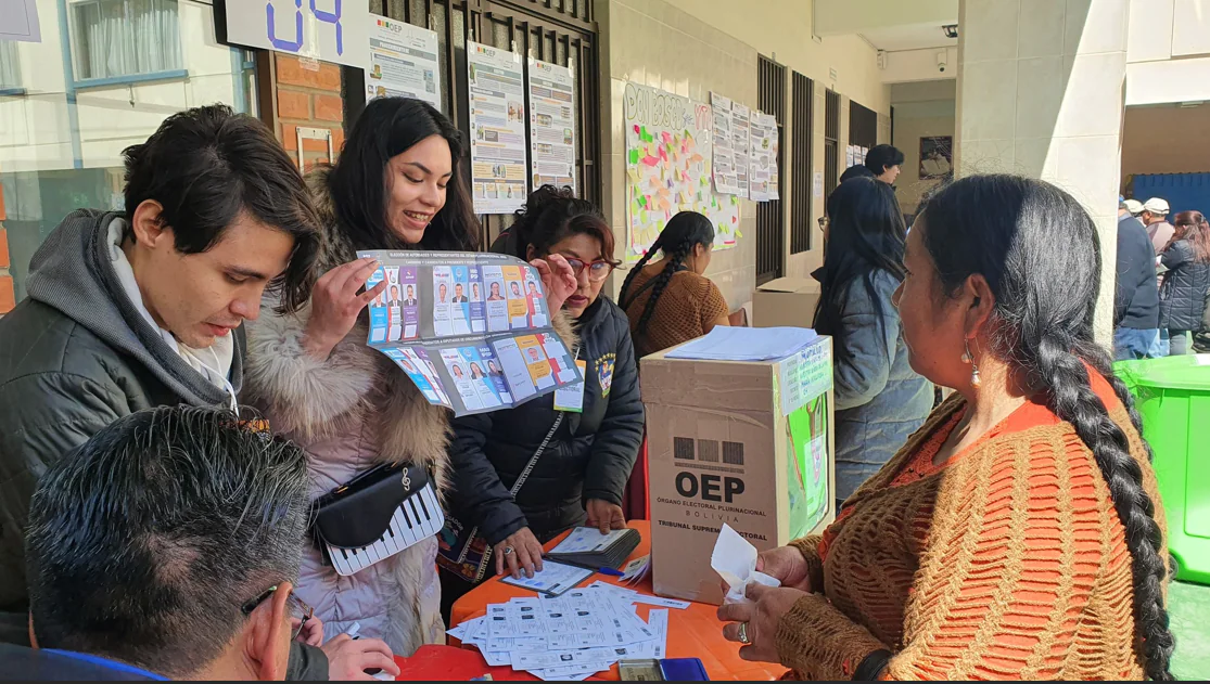 Jornada de votación en uno de los recintos electorales del La Paz.
