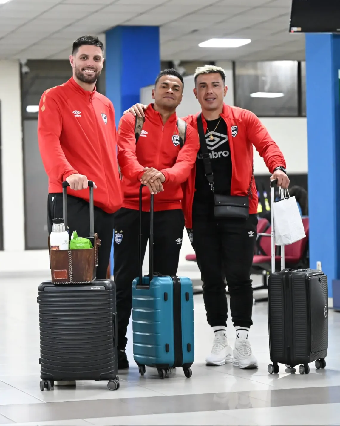 Integrantes del plantel de Cienciano en el aeropuerto internacional de El Alto (Cienciano)