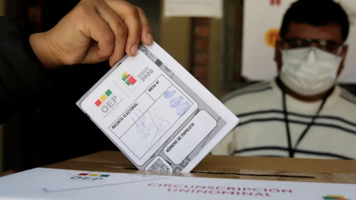Una persona emitiendo su voto.