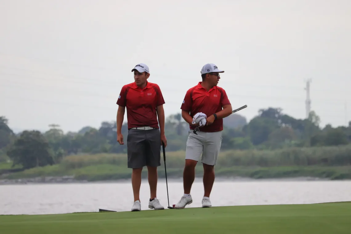 Dos golfistas bolivianos en plena competencia internacional.