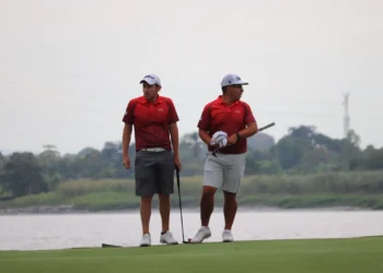 Dos golfistas bolivianos en plena competencia internacional.