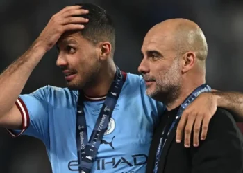 Pep Guardiola, con Rodri. (FOTO: AFP)