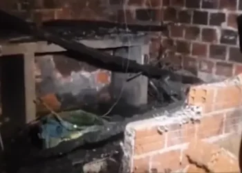 El fuego afectó al inmueble. Foto: Captura Bolivia Tv.