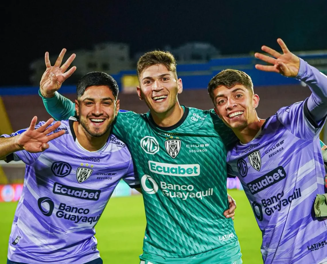 Los jugadores de Independiente del Valle  celebran su pase a cuartos de final (AFP).
