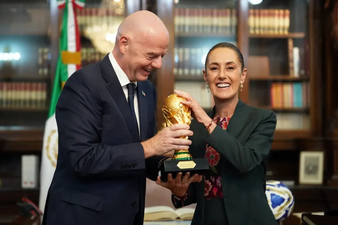 El presidente de la FIFA, el ítalo-suizo Gianni Infantino, con el trofeo del mundo y la presidenta mexicana, Alejandra Sheinbaum (AFP).