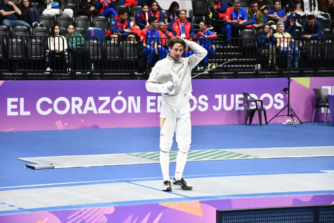 El esgrimista paceño Esteban Mayer en Asunción, Paraguay, dio la primera medalla dorada a Bolivia en los Panamericanos Jr (COB).