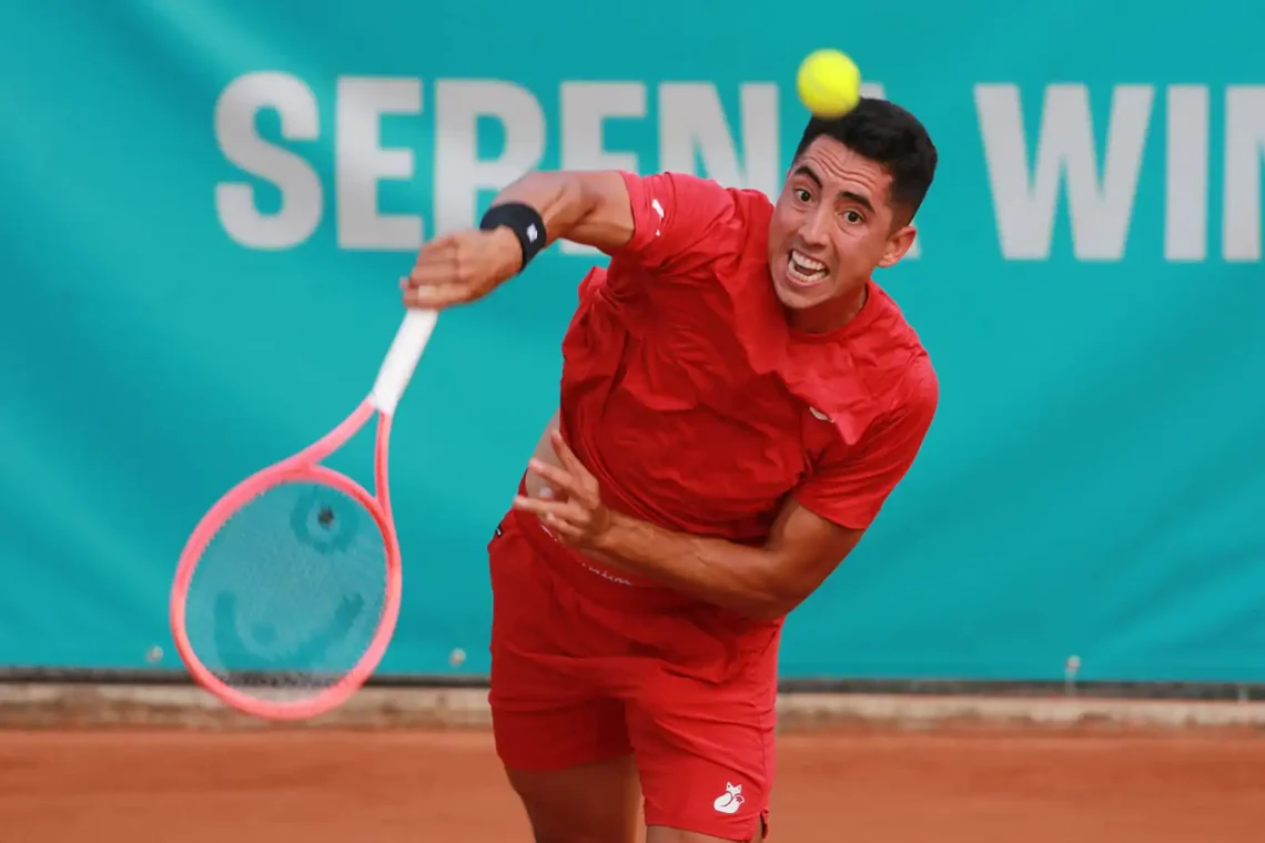 El tenista beniano Murkel Dellien en pleno partido (FBT)