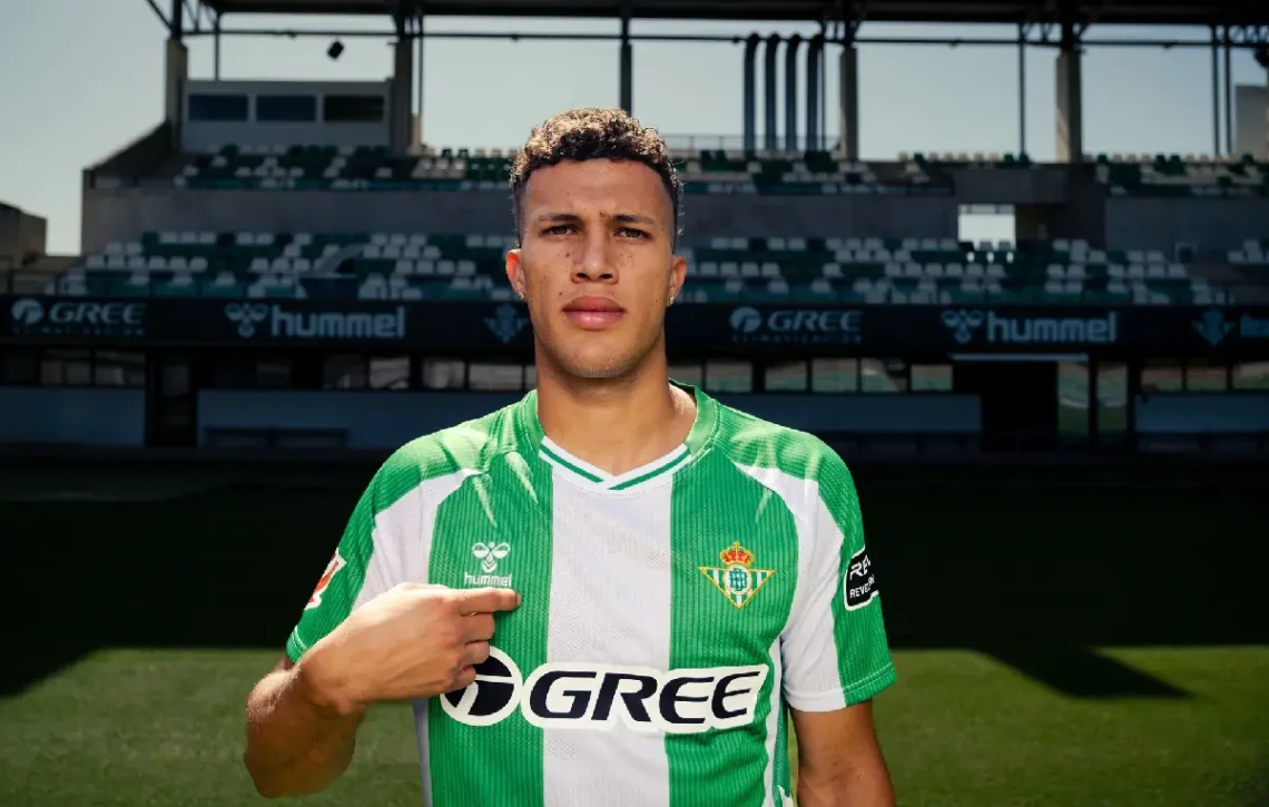 Presentación de Nelson Alexander Deossa Suárez. (FOTO: Real Betis Balompié)