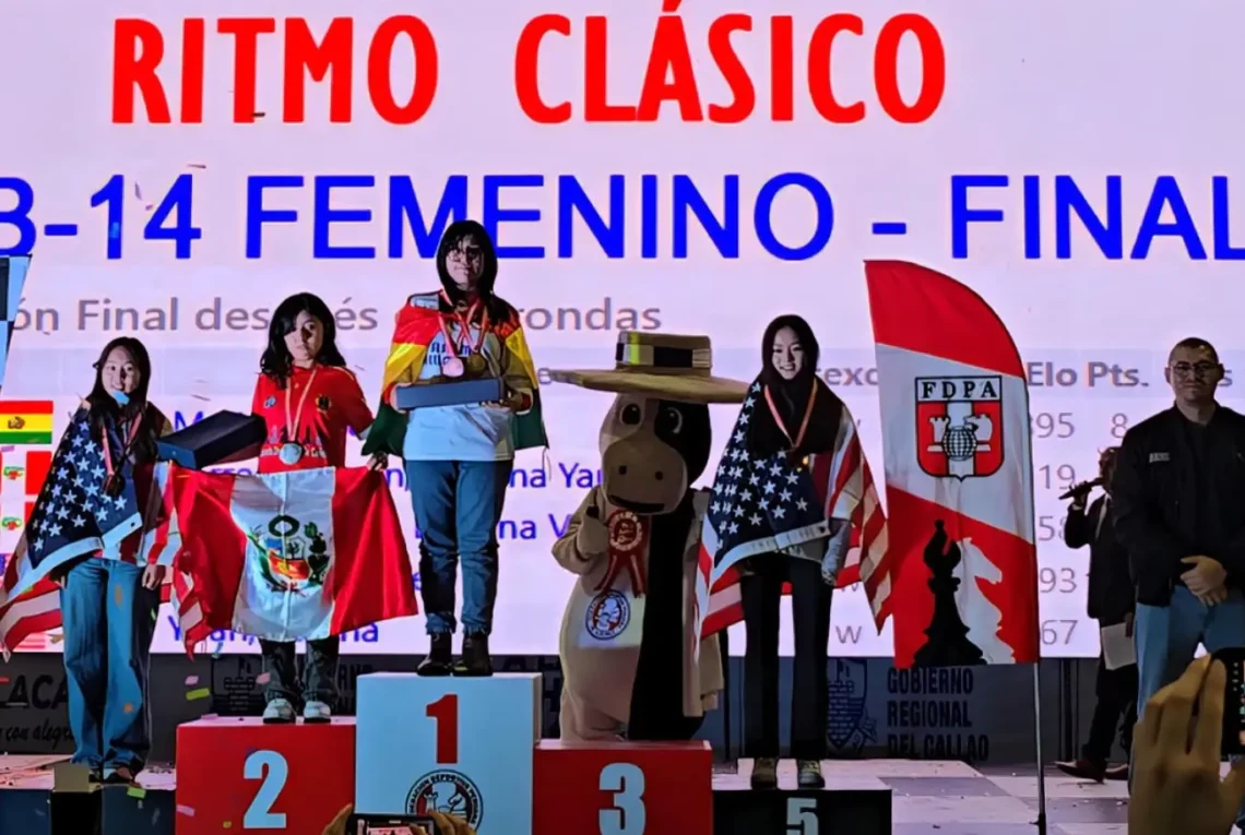 La ajedrecista Nicole Mollo con la tricolor boliviana posa en el N° 1 del podio del Panamericano (FBA)
