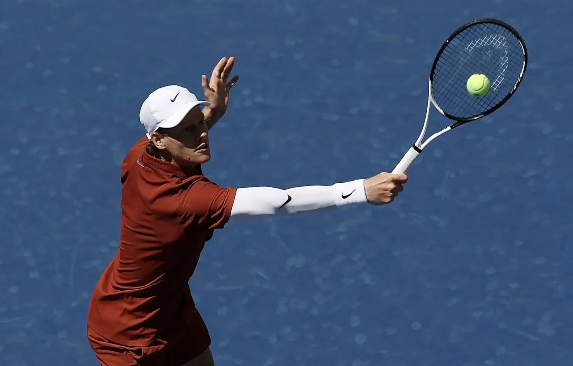El tenista italiano Jannick Sinner en pleno partido (AFP).