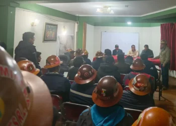 Reunión entre todos los sectores involucrados en la toma de la Mina Andacaba, en Potosí. (Foto: Comibol)