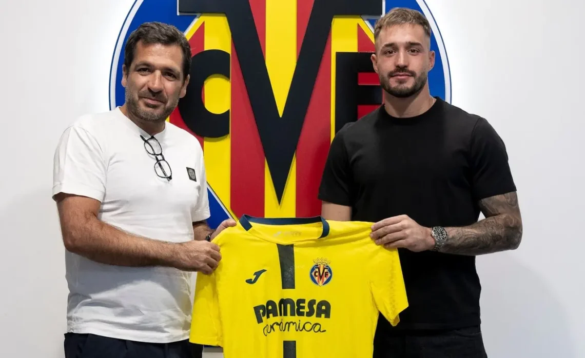 Arnau Tenas con la camiseta de Villarreal