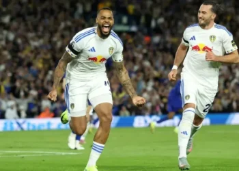 Lukas Nmecha celebra tras anotar el gol de la victoria del Leeds contra el Everton en la 1ª jornada de Premier League. (FOTO: AFP)
