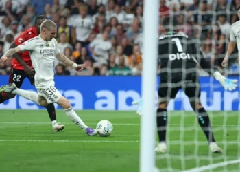 Franco Mastuantono, en su debut con la camiseta blanca ante Osasuna en el estadio Santiago Bernabéu. (FOTO: AFP)
