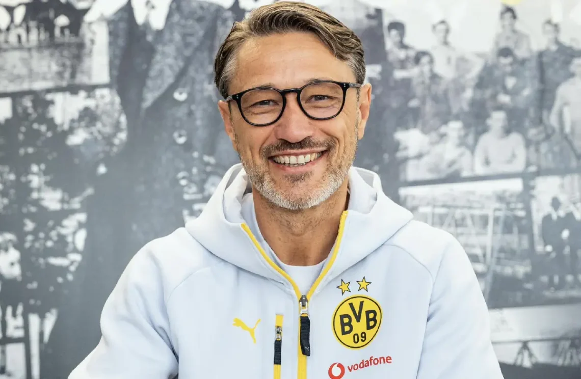 Niko Kovac firmando su contrato con el Borussia Dortmund. (FOTO: Borussia Dortmund)