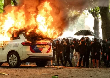 Un vehículo policial fue incendiado/AFP