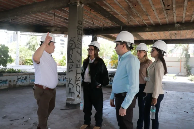 El fiscal general Roger Mariaca llega hasta la Fiscalía Departamental de Santa Cruz.