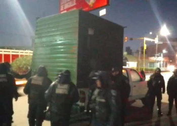 Personal de la Alcaldía retira quioscos de inmediaciones del teleférico en la avenida 6 de Marzo. FOTO: GAMEA