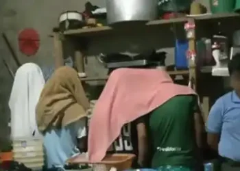 Un hombre vendía droga con sus hijos menores de edad/Captura de video